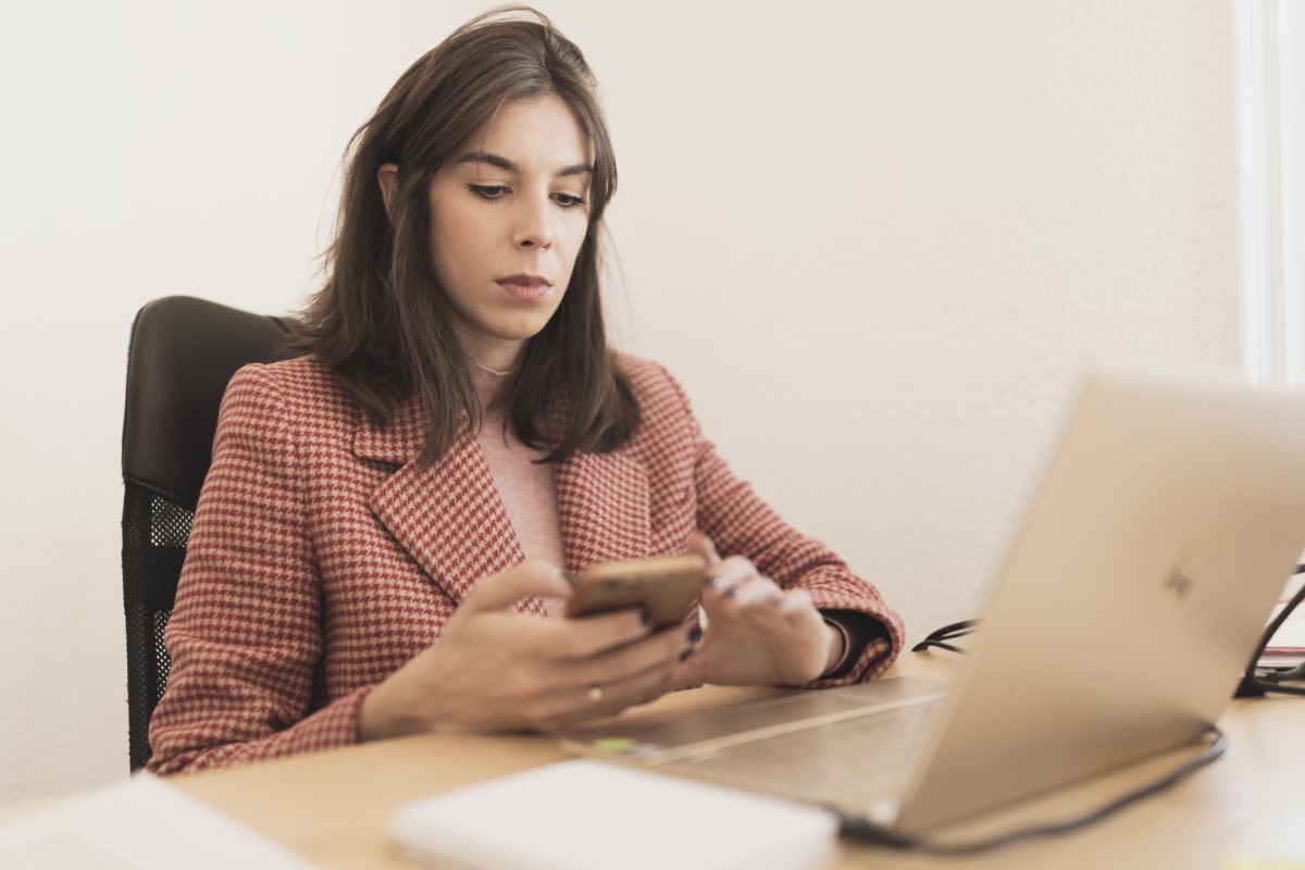 How better communication helps in overcoming workplace alienation?